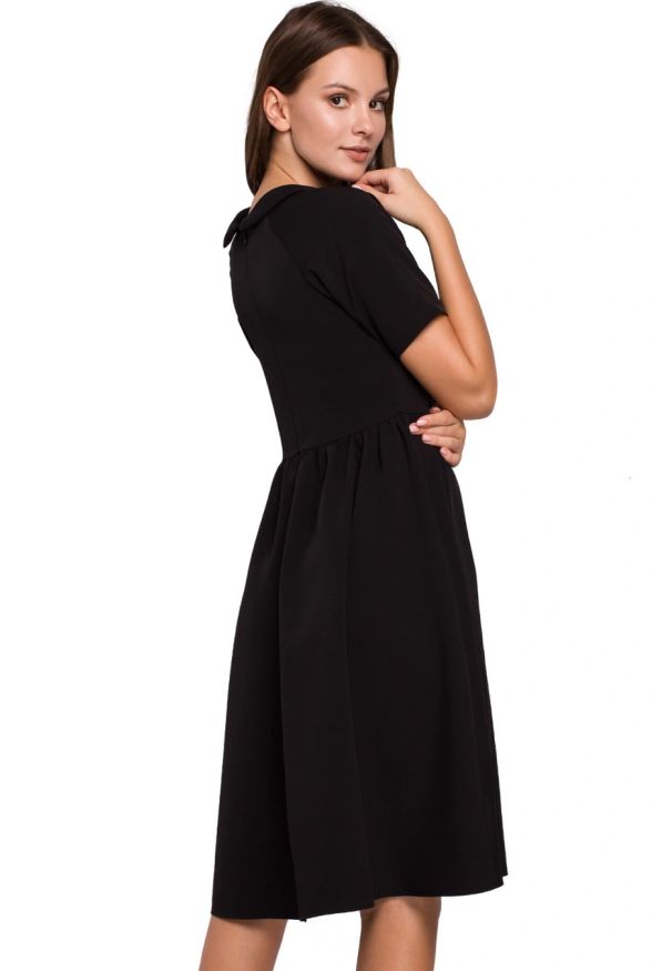 Sukienki.shop - Elegancka rozkloszowana sukienka z wywiniętą stójką czarna. Okazja: do pracy. Typ kołnierza: kołnierzyk stójkowy. Kolor: czarny. Styl: elegancki