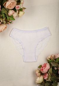 Renee - Białe Majtki Figi z Koronką z Tyłu Katriele. Kolor: biały. Materiał: koronka. Wzór: koronka