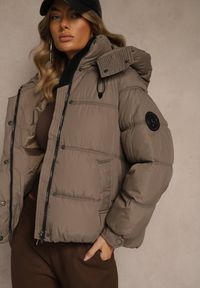 Renee - Ciemnobeżowa Oversizowa Kurtka Puffer z Kapturem i Naszywką przy Rękawie Azine. Okazja: na co dzień. Typ kołnierza: kaptur. Kolor: beżowy. Materiał: jeans, dzianina. Wzór: aplikacja. Styl: casual