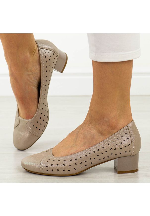 POTOCKI - Beżowe czółenka damskie ażurowe na obcasie Potocki 12094. Okazja: na co dzień, na randkę, na spotkanie biznesowe, na imprezę. Nosek buta: okrągły. Kolor: beżowy. Wzór: ażurowy. Materiał: skóra. Sezon: wiosna, lato. Obcas: na obcasie. Styl: casual, biznesowy, elegancki, klasyczny. Wysokość obcasa: średni