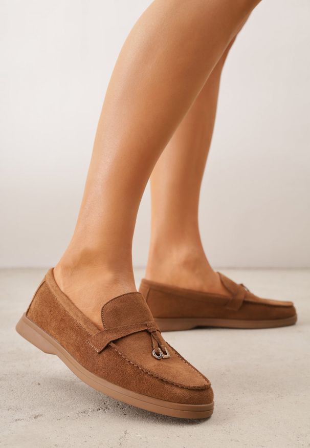 Renee - Jasnobrązowe Mokasyny VICES Casualowe ze Skórzaną Wkładką i Metalowymi Ozdobami Dinsmore. Okazja: na co dzień. Nosek buta: okrągły. Kolor: brązowy. Materiał: skóra. Wzór: aplikacja. Obcas: na obcasie. Styl: casual. Wysokość obcasa: niski