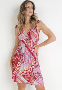 Born2be - Czerwona Wzorzysta Sukienka Mini z Gumkami w Pasie i Kopertowym Dekoltem Forro. Kolor: czerwony. Typ sukienki: kopertowe. Długość: mini #1