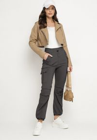 Born2be - Ciemnoszare Spodnie z Bawełną Typu Cargo z Wysokim Stanem Evivoria. Okazja: na co dzień. Stan: podwyższony. Kolor: szary. Materiał: bawełna. Styl: casual