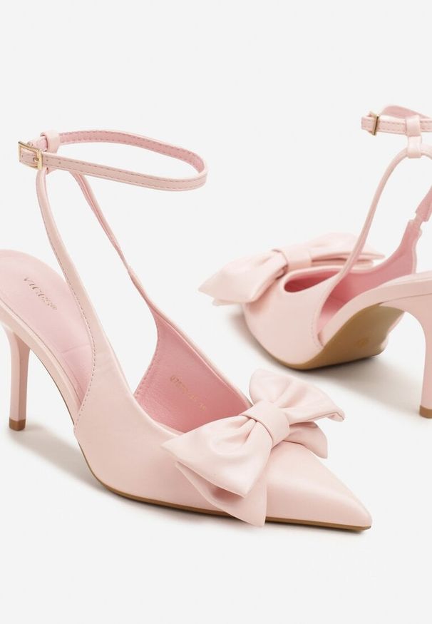 Renee - Różowe Sandały Vices na Szpilce Slingback Ozdobione Kokardą Tilvanea. Okazja: na co dzień. Zapięcie: sprzączka. Kolor: różowy. Wzór: aplikacja. Obcas: na szpilce. Styl: casual, elegancki