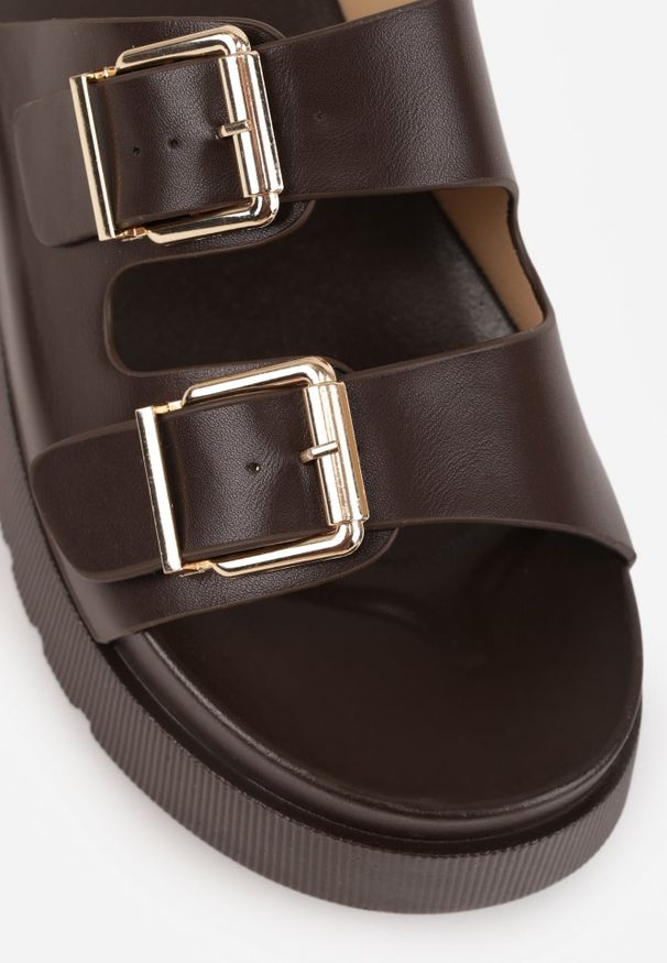 Renee - Ciemnobrązowe Klapki na Platformie Ozdobione Metalicznymi Klamrami Galisiphe. Okazja: na co dzień. Kolor: brązowy. Wzór: aplikacja. Sezon: lato. Obcas: na platformie. Styl: casual