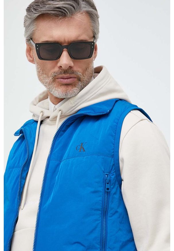 Calvin Klein Jeans bezrękawnik męski kolor niebieski przejściowy. Okazja: na co dzień. Kolor: niebieski. Materiał: włókno, materiał. Długość rękawa: bez rękawów. Styl: casual
