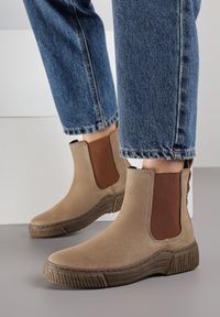 Born2be - Ciemnobeżowe Botki Sztyblety na Ozdobnie Żłobionej Podeszwie Ezisane. Okazja: na co dzień. Kolor: beżowy. Materiał: jeans. Styl: casual, elegancki #1