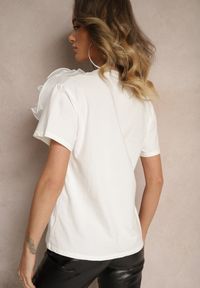 Renee - Biały Bawełniany T-shirt z Krótkim Rękawem i Ozdobnym Kwiatem Krissas. Okazja: na co dzień, na spotkanie biznesowe, do pracy. Kolor: biały. Materiał: bawełna. Długość rękawa: krótki rękaw. Długość: krótkie. Wzór: kwiaty. Styl: biznesowy, elegancki, casual #5