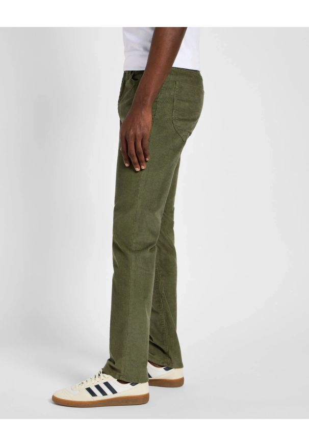 Lee - MESKIE SPODNIE MATERIALOWE LEE SLIM FIT MVP MERCANTILE GREEN 112355849