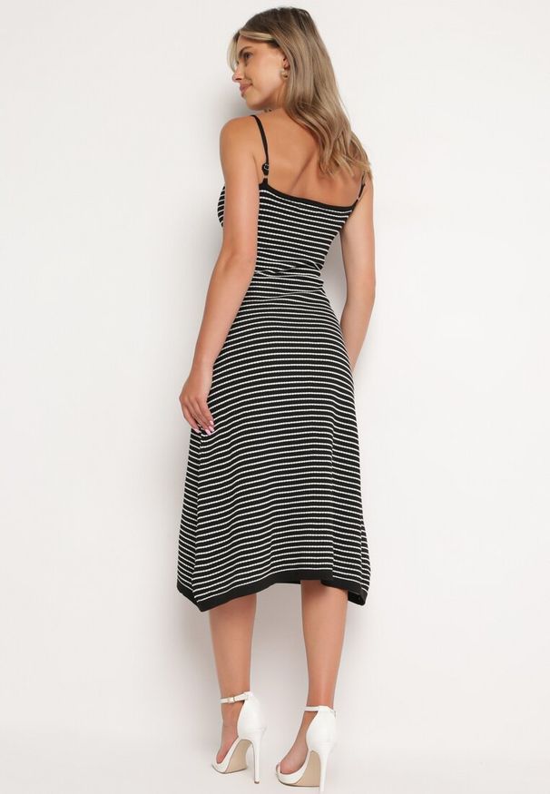 Born2be - Czarno-Biała Sukienka na Regulowanych Ramiączkach z Marszczonym Dekoltem w Paski Fialea. Okazja: na randkę, na co dzień. Typ kołnierza: dekolt w serek. Kolor: czarny. Długość rękawa: na ramiączkach. Wzór: paski. Styl: klasyczny, casual, elegancki