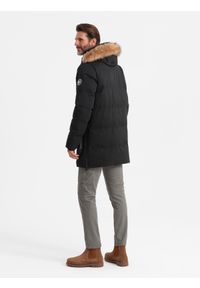 Ombre Clothing - Ocieplana męska długa kurtka parka z rozpinanym dołem – czarna V3 - Rozmiar: XL. Typ kołnierza: kołnierzyk stójkowy. Kolor: czarny. Materiał: guma, tkanina, futro, poliester, materiał, syntetyk. Długość: długie. Wzór: gładki, aplikacja #5