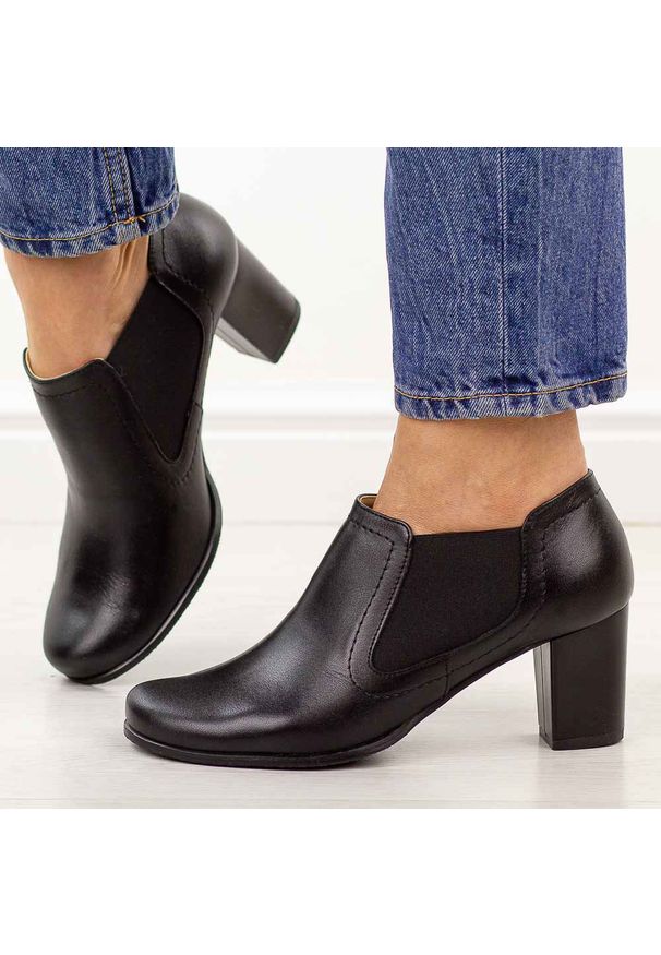 Czarne Polskie botki damskie Gregors 553. Okazja: na co dzień. Nosek buta: okrągły. Kolor: czarny. Szerokość cholewki: normalna. Materiał: skóra. Sezon: wiosna, jesień. Obcas: na obcasie. Styl: casual, elegancki, klasyczny, wizytowy. Wysokość obcasa: średni
