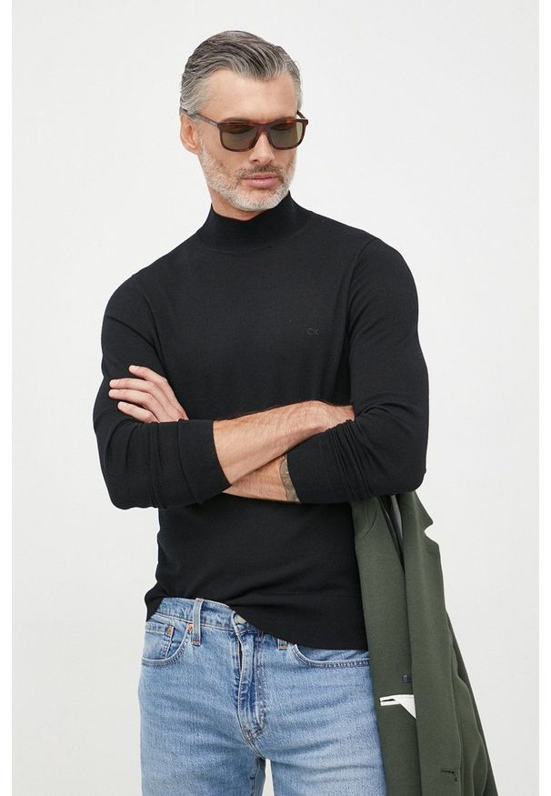 Calvin Klein sweter wełniany męski kolor czarny lekki z półgolfem. Okazja: na co dzień. Kolor: czarny. Materiał: wełna. Styl: casual