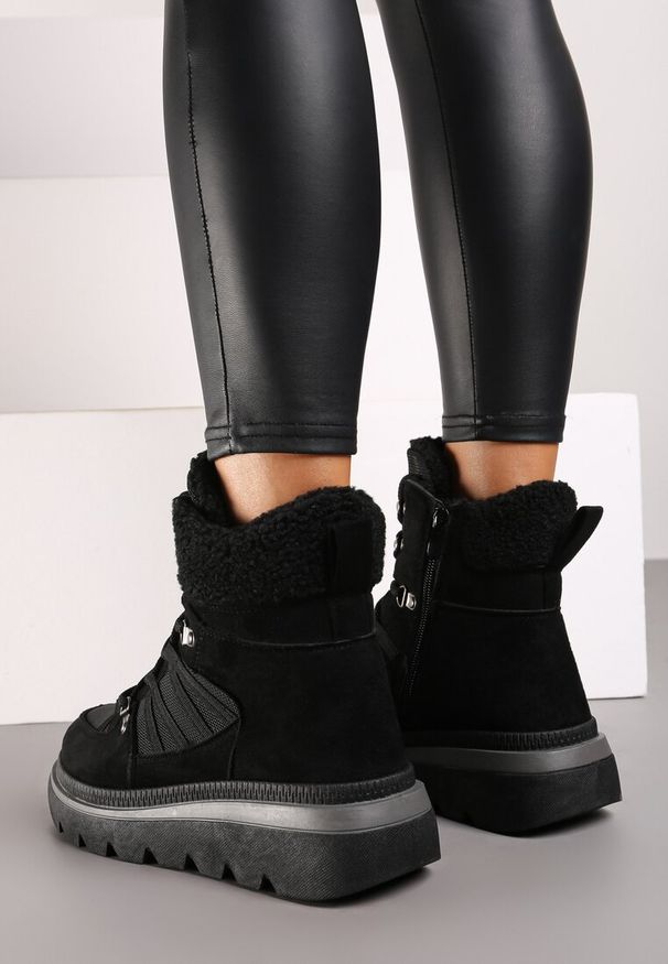 Born2be - Czarne Traperki na Grubej Podeszwie Ozdobione Futerkiem Linthira. Okazja: na co dzień. Kolor: czarny. Materiał: futro. Wzór: aplikacja. Styl: elegancki, casual