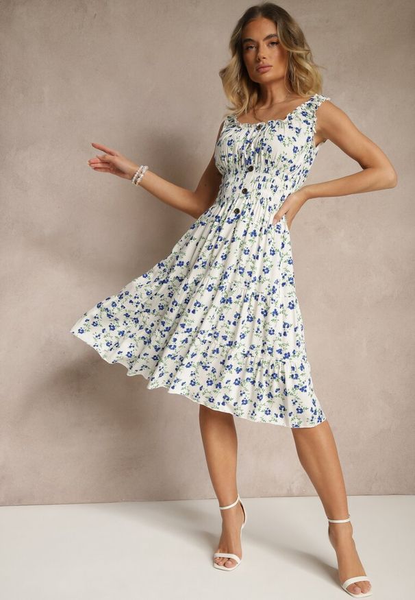 Renee - Biało-Niebieska Rozkloszowana Sukienka na Ramiączkach w Kwiatowy Print Xallio. Okazja: na spacer, na plażę. Typ kołnierza: dekolt kwadratowy. Kolor: biały. Materiał: jeans. Długość rękawa: na ramiączkach. Wzór: nadruk, kwiaty. Sezon: lato