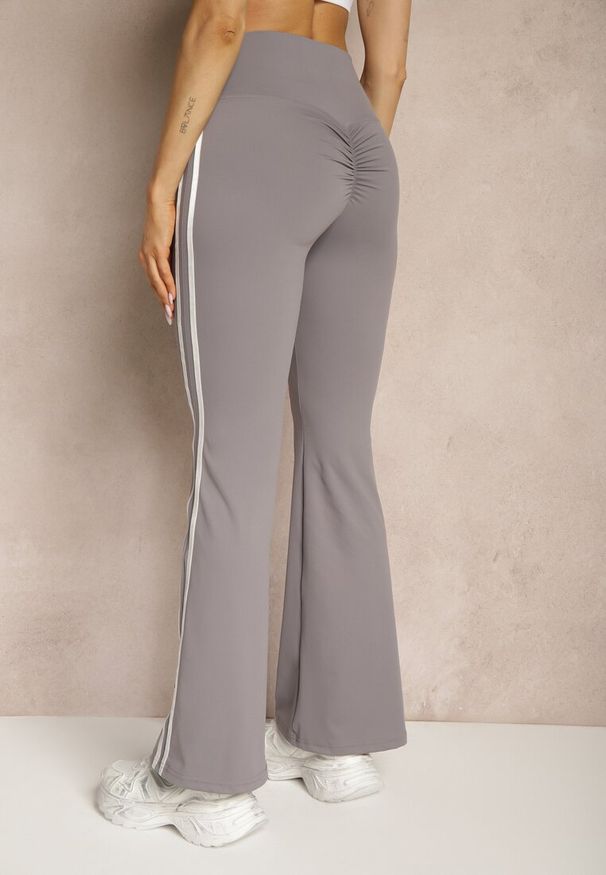 Renee - Szare Legginsy Flare High Waist z Marszczeniem i Lampasami Kirsena. Okazja: na co dzień. Stan: podwyższony. Kolor: szary. Styl: elegancki, casual