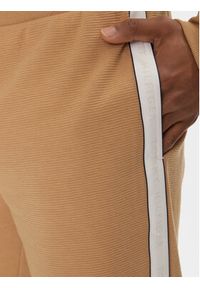TOMMY HILFIGER - Tommy Hilfiger Spodnie dresowe UM0UM03013 Beżowy Regular Fit. Kolor: beżowy. Materiał: bawełna #5