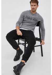 Calvin Klein Jeans Spodnie sztruksowe męskie kolor czarny joggery. Kolor: czarny. Materiał: sztruks. Wzór: gładki