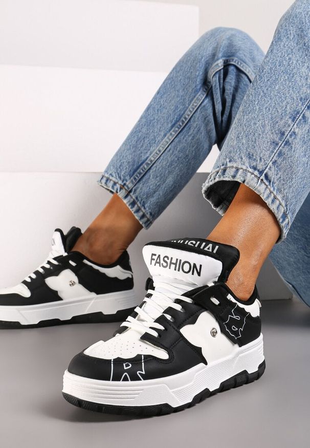 Born2be - Czarno-Białe Płaskie Sznurowane Sneakersy z Napisami Friefra. Okazja: na co dzień. Nosek buta: okrągły. Zapięcie: sznurówki. Kolor: czarny. Materiał: materiał, jeans. Wzór: napisy. Obcas: na obcasie. Wysokość obcasa: niski