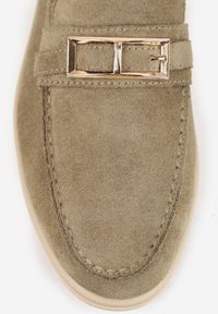 Born2be - Zielone Mokasyny z Prostokątną Metaliczną Ozdobą Aeleorane. Nosek buta: okrągły. Zapięcie: klamry. Kolor: zielony. Materiał: skóra, zamsz. Wzór: aplikacja. Obcas: na obcasie. Styl: klasyczny. Wysokość obcasa: niski #5