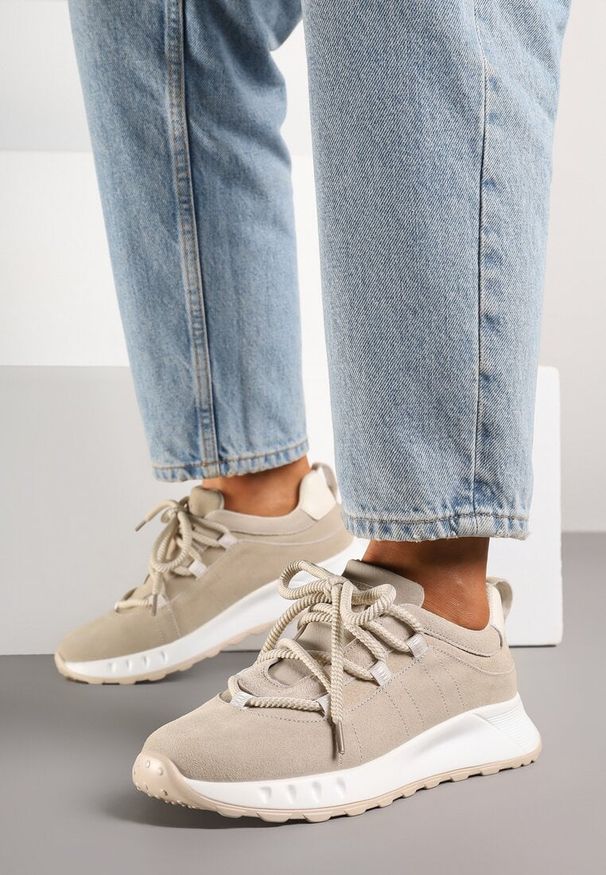Born2be - Beżowe Sneakersy z Naturalnego Zamszu ze Skórzaną Wkładką Dolittea. Okazja: na co dzień, na spacer. Kolor: beżowy. Materiał: zamsz, skóra. Wzór: aplikacja. Sport: turystyka piesza
