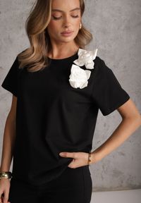 Renee - Czarno-Biały Bawełniany T-shirt o Klasycznym Kroju z Kwiatowymi Aplikacjami 3D Morgane. Okazja: do pracy. Kolor: czarny. Materiał: bawełna. Wzór: aplikacja, kwiaty. Styl: klasyczny #1