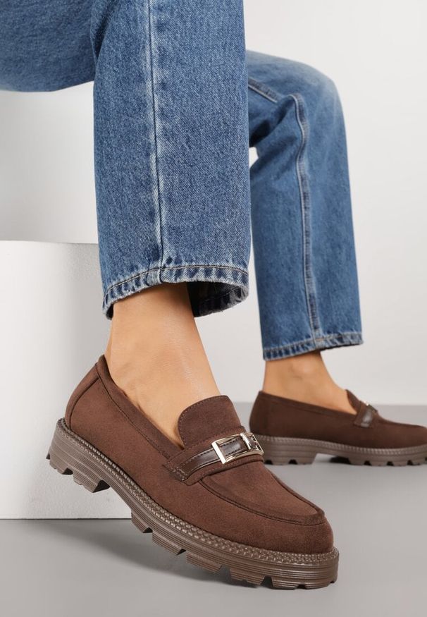 Renee - Brązowe Mokasyny z Metaliczną Klamrą Glitterfly. Okazja: na co dzień. Zapięcie: klamry. Kolor: brązowy. Materiał: jeans. Styl: casual, elegancki