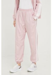 Under Armour spodnie treningowe damskie kolor różowy gładkie. Kolor: różowy. Materiał: tkanina, materiał. Wzór: gładki #1