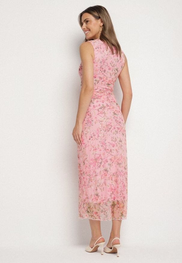 Born2be - Różowa Dopasowana Sukienka w Kwiaty Meluvea. Okazja: na co dzień. Kolor: różowy. Materiał: jeans. Wzór: kwiaty. Typ sukienki: proste. Styl: casual, klasyczny