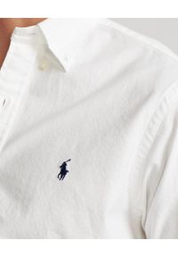Ralph Lauren - RALPH LAUREN - Biała koszula z granatowym logo Custom Fit. Typ kołnierza: polo, kołnierzyk klasyczny. Kolor: biały. Materiał: bawełna. Długość rękawa: długi rękaw. Długość: długie. Styl: klasyczny #3