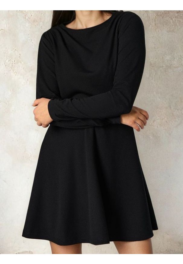 Sinsay - Rozkloszowana sukienka dresowa - czarny. Kolor: czarny. Materiał: dresówka