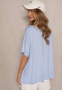 Renee - Jasnoniebieski T-shirt z Wiskozą w Stylu Nietoperza Liofala. Okazja: na co dzień. Kolor: niebieski. Materiał: wiskoza. Styl: casual, elegancki