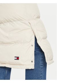 Tommy Jeans Płaszcz zimowy Alaska DW0DW18860 Beżowy Regular Fit. Kolor: beżowy. Materiał: syntetyk. Sezon: zima