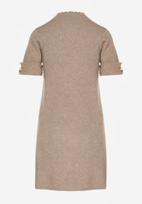 Born2be - Beżowa Sweterkowa Sukienka Trapezowa Ozdobiona Aplikacjami i Perełkami Iletusa. Okazja: na co dzień, do pracy. Kolor: beżowy. Wzór: aplikacja. Typ sukienki: trapezowe. Styl: klasyczny, casual, elegancki. Długość: midi #2