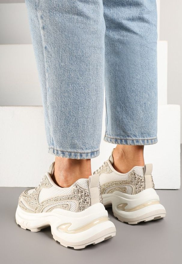 Born2be - Beżowe Sneakersy na Grubej Tłoczonej Podeszwie z Cyrkoniami Kornelva. Okazja: na co dzień. Zapięcie: sznurówki. Kolor: beżowy. Materiał: jeans