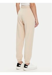 Guess Spodnie dresowe V5RB11 KCAY2 Beżowy Regular Fit. Kolor: beżowy. Materiał: syntetyk #5