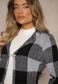 Renee - Czarny Długi Kardigan w Kratę z Ozdobną Broszką i Kapturem Terilinda. Okazja: na co dzień. Kolor: czarny. Materiał: jeans, bawełna. Długość: długie. Styl: klasyczny, casual, elegancki