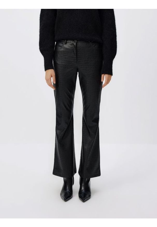 Reserved - Spodnie flare z imitacji skóry - czarny. Kolor: czarny. Materiał: skóra