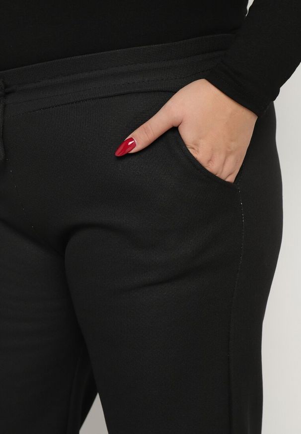 Born2be - Czarne Ocieplane Spodnie Dresowe z Szeroką Nogawką i Wysokim Stanem Sevissa. Okazja: na co dzień. Stan: podwyższony. Kolekcja: plus size. Kolor: czarny. Materiał: dresówka. Styl: elegancki, casual
