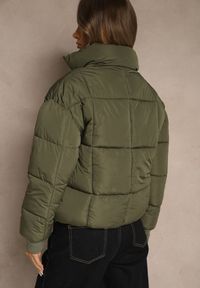 Renee - Ciemnozielona Kurtka Puffer z Pikowanymi Przeszyciami i Ściągaczami przy Rękawach Cenilea. Okazja: na co dzień. Typ kołnierza: kaptur. Kolor: zielony. Materiał: poliester, jeans. Styl: casual, elegancki #4