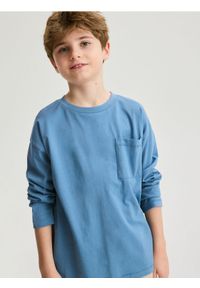 Reserved - Longsleeve oversize z kieszenią - granatowy. Kolor: niebieski. Materiał: dzianina, bawełna. Długość rękawa: długi rękaw