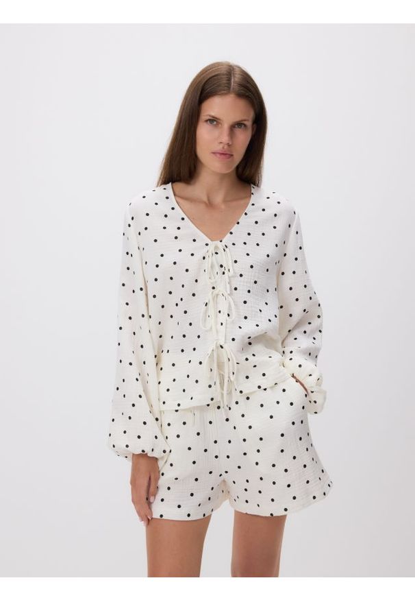 Reserved - Bluzka z wiązaniem z przodu - biały. Kolor: biały. Materiał: bawełna, tkanina