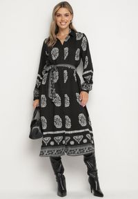 Born2be - Czarna Koszulowa Sukienka Ozdobiona Ornamentalnym Wzorem z Wiązanym Paskiem Roriola. Okazja: na co dzień, do pracy. Kolor: czarny. Materiał: wiskoza, tkanina, skóra. Wzór: aplikacja. Typ sukienki: koszulowe. Styl: casual, elegancki, klasyczny #7