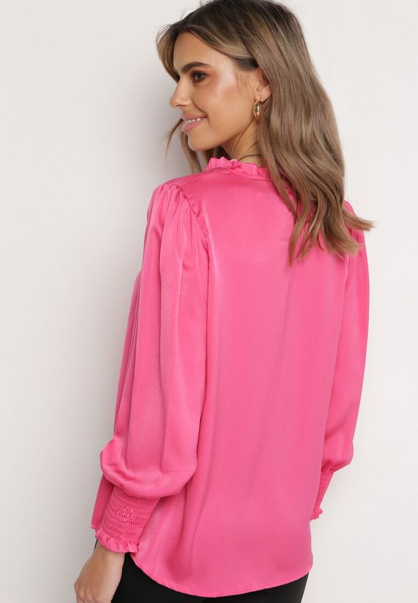 Born2be - Fuksjowa Bluzka z Lekko Rozszerzanym Dołem i Ozdobnymi Marszczeniami Faelwenia. Kolor: różowy. Materiał: bawełna. Sezon: jesień