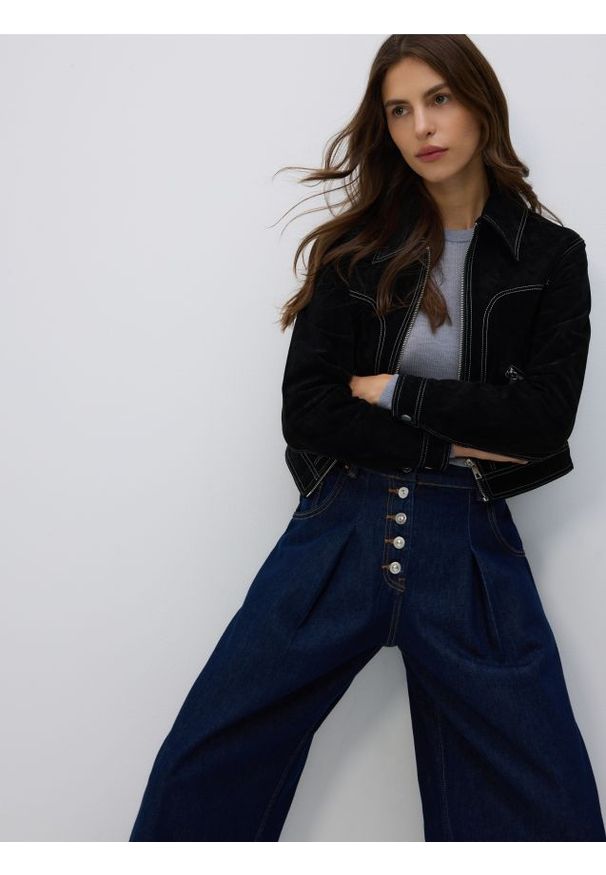 Reserved - Jeansy barrel z zakładkami - granatowy. Kolor: niebieski