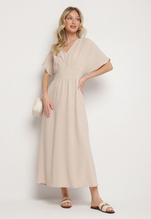 Born2be - Jasnobeżowa Rozkloszowana Sukienka z Gumką w Talii i Dekoltem w Serek Iffara. Okazja: na co dzień, do pracy, na spotkanie biznesowe. Typ kołnierza: dekolt w serek. Kolor: beżowy. Styl: casual, biznesowy
