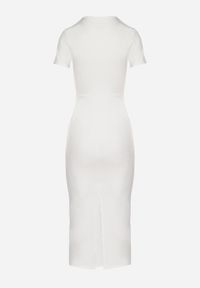 Born2be - Biała Sukienka Dopasowana Bodycon z Dekoltem w Serek Efricene. Okazja: na co dzień. Typ kołnierza: dekolt w serek. Kolor: biały. Materiał: jeans. Długość rękawa: krótki rękaw. Typ sukienki: bodycon. Styl: klasyczny, casual #3