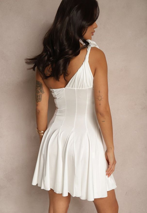 Renee - Biała Rozkloszowana Sukienka Satynowa na Jedno Ramię z Kwiatem 3D Olerriva. Okazja: na imprezę. Kolor: biały. Materiał: satyna. Wzór: kwiaty. Typ sukienki: asymetryczne. Styl: elegancki