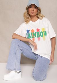 Renee - Biały T-shirt o Kroju Oversize z Nadrukowanym Napisem Ilorella. Okazja: na co dzień. Kolor: biały. Materiał: jeans. Wzór: napisy. Styl: casual, elegancki #4