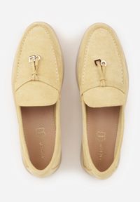 Born2be - Żółte Lekkie Mokasyny VICES z Metalowymi Ozdobami i Skórzaną Wkladką Adrialee. Nosek buta: okrągły. Kolor: żółty. Materiał: skóra. Wzór: aplikacja. Obcas: na obcasie. Styl: klasyczny. Wysokość obcasa: niski #4